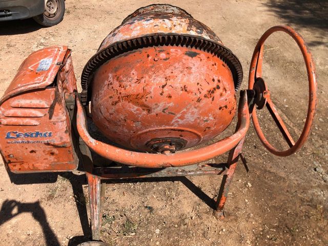 mezcladora de cemento.  Cement mixer