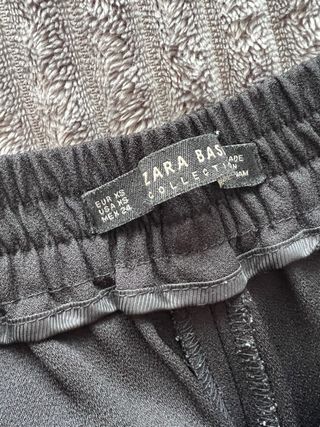 Pantalón negro de Zara