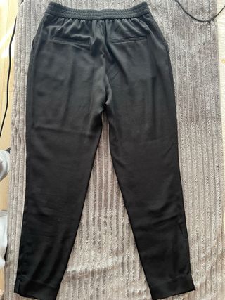 Pantalón negro de Zara