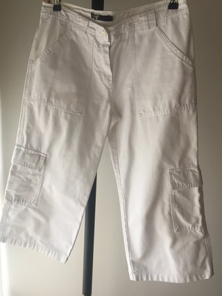 Pantalón pirata blanco. Regalo blusa de rayitas.