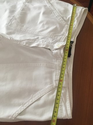 Pantalón pirata blanco. Regalo blusa de rayitas.