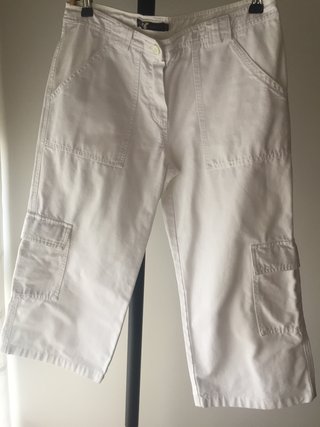 Pantalón pirata blanco. Regalo blusa de rayitas.