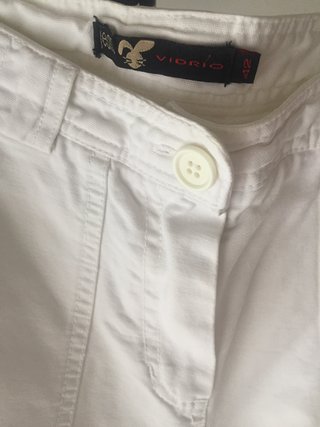 Pantalón pirata blanco. Regalo blusa de rayitas.