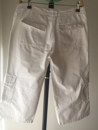 Pantalón pirata blanco. Regalo blusa de rayitas.