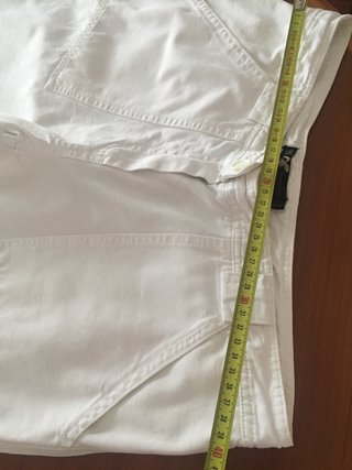 Pantalón pirata blanco. Regalo blusa de rayitas.