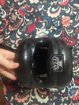 Casco y botas de boxeo
