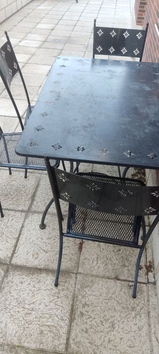 Mesa de hierro y 4 sillas de hierro