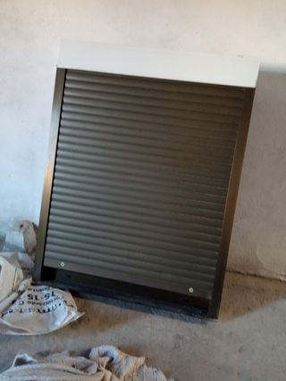 Ventana de aluminio de color bronce