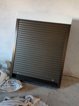 Ventana de aluminio de color bronce