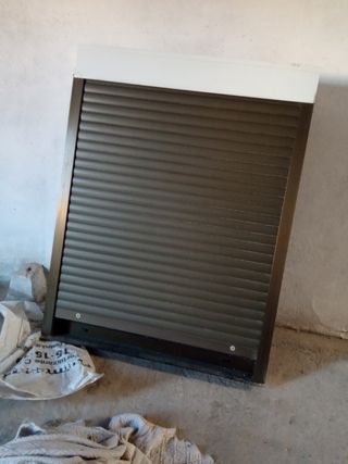 Ventana de aluminio de color bronce