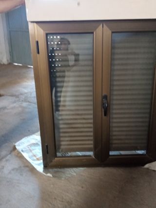 Ventana de aluminio de color bronce