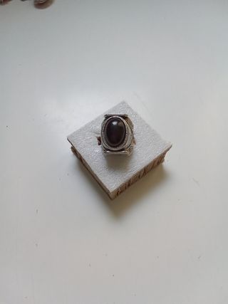Anillo labrado con piedra negra 