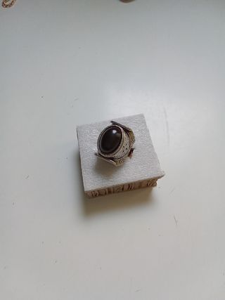 Anillo labrado con piedra negra 