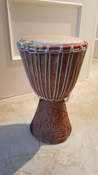Yembe de piel y madera