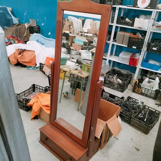 espejo de madera con cajón