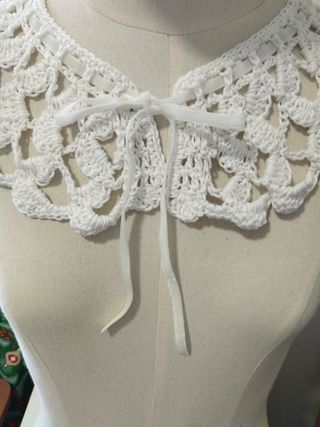 Colletto con nastro di velluto bianco