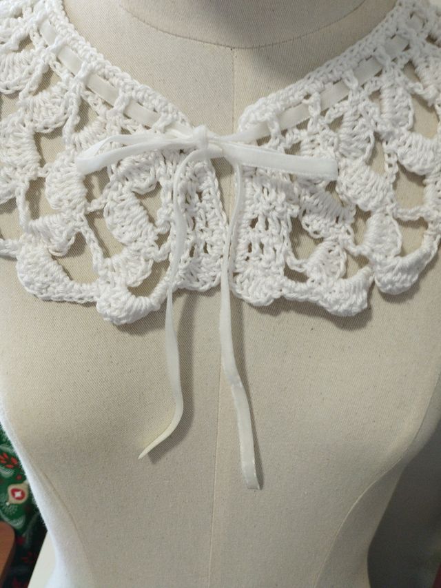 Colletto con nastro di velluto bianco