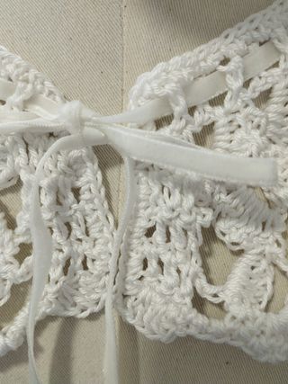 Colletto con nastro di velluto bianco