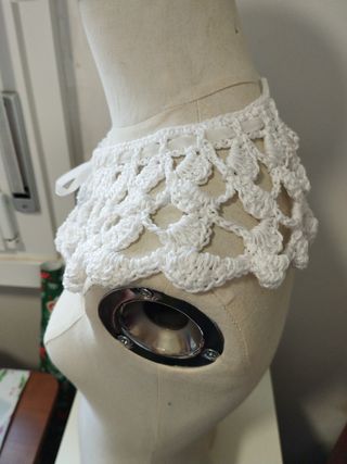 Colletto con nastro di velluto bianco