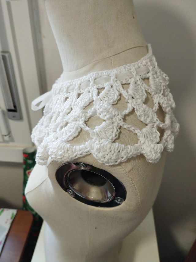 Colletto con nastro di velluto bianco