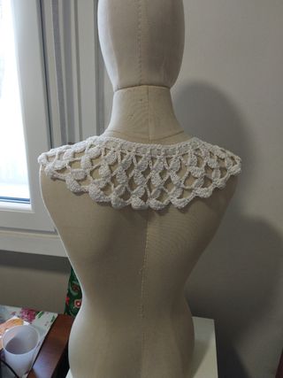 Colletto con nastro di velluto bianco