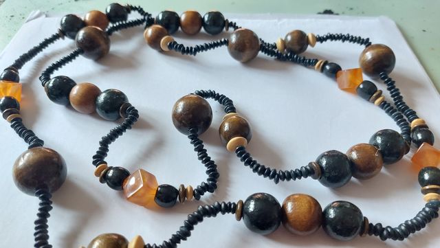 Collar de madera y semillas