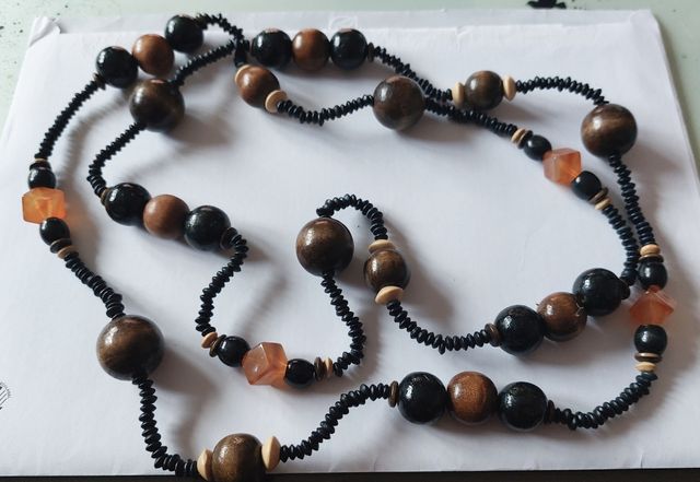 Collar de madera y semillas