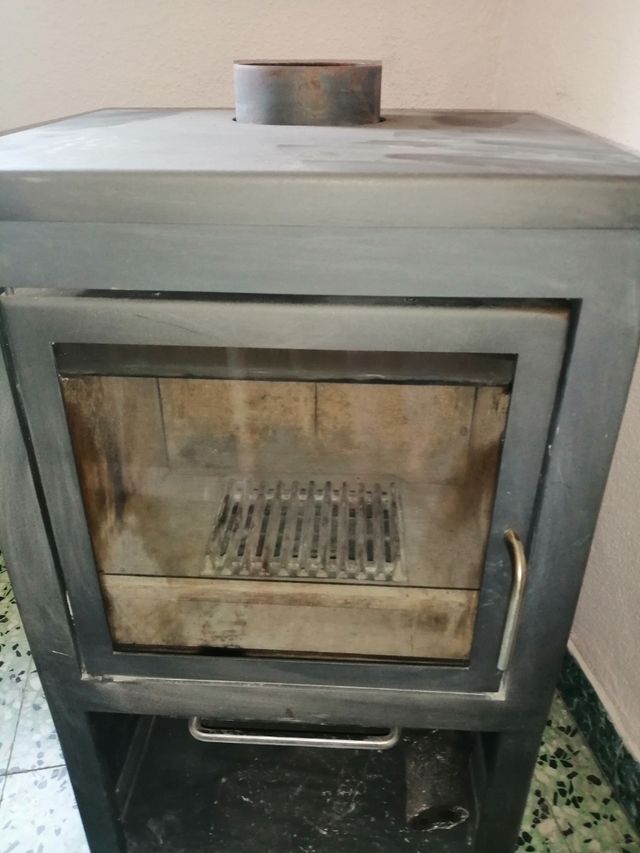 estufa de leña con cristal y tubos