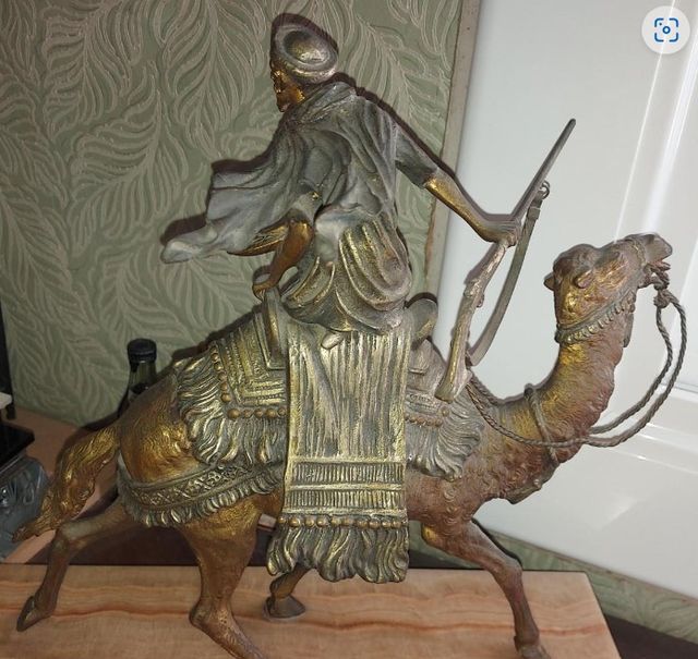 Escultura de bronce de meharista sobre dromedario