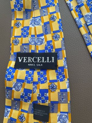 Corbata seda y cinturón piel. Niño