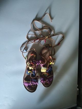 Sandalias romanas con flecos