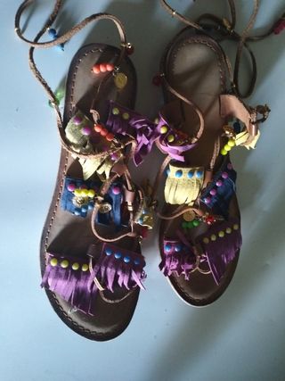 Sandalias romanas con flecos