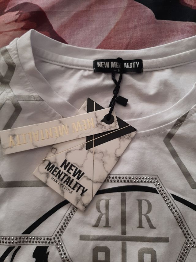 Camiseta con etiquetas 