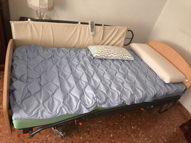 Cama geriátrica con colchón.