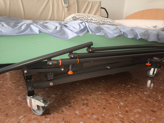Cama geriátrica con colchón.