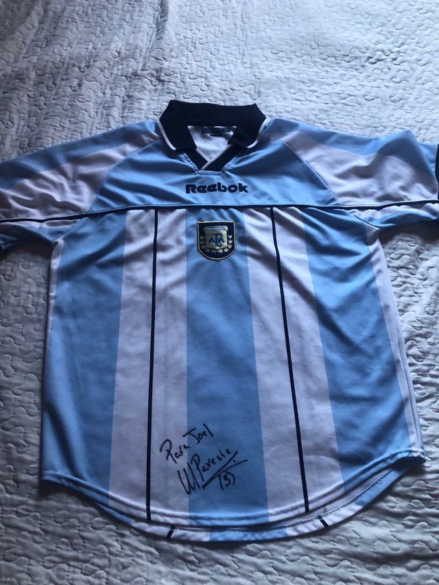 Camiseta Argentina año 2000 firmada por un jugador