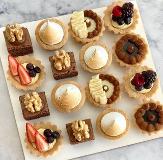 Tartas y postres. Mesas dulces.
