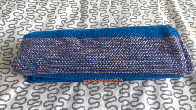 Manta azul con rayas naranjas en perfecto estado