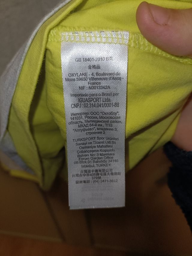 Maglia grigia e gialla