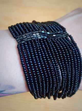Pulsera de cuentas negras