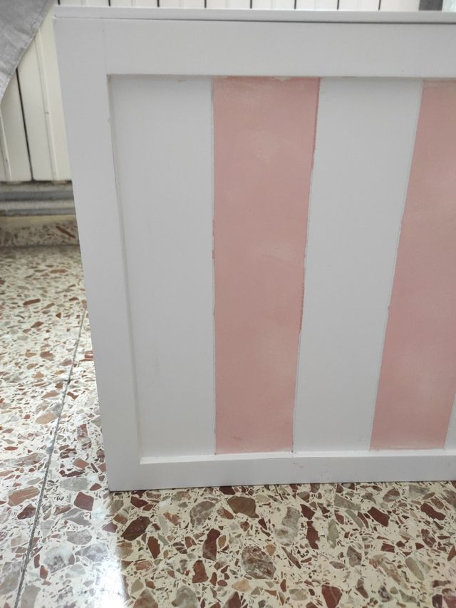 Revistero blanco y rosa