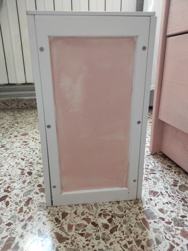 Revistero blanco y rosa