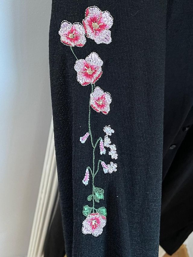 Rebeca con detalle en mangas