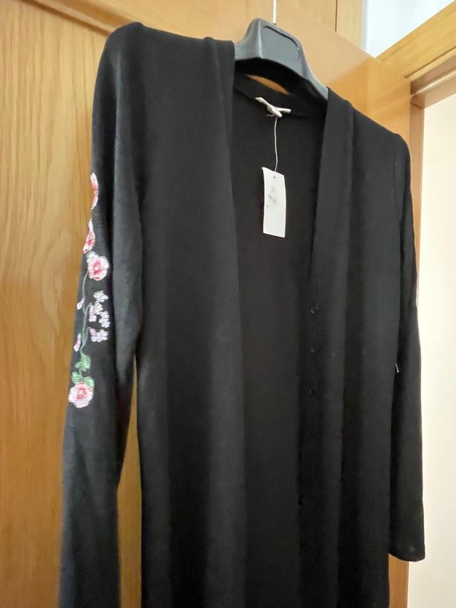 Rebeca con detalle en mangas