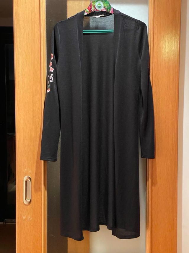 Rebeca con detalle en mangas