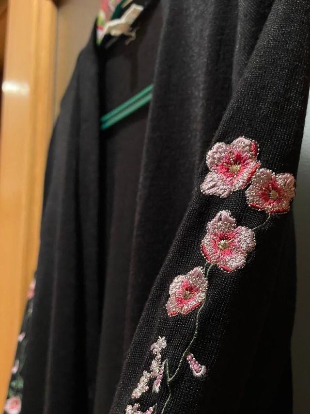 Rebeca con detalle en mangas