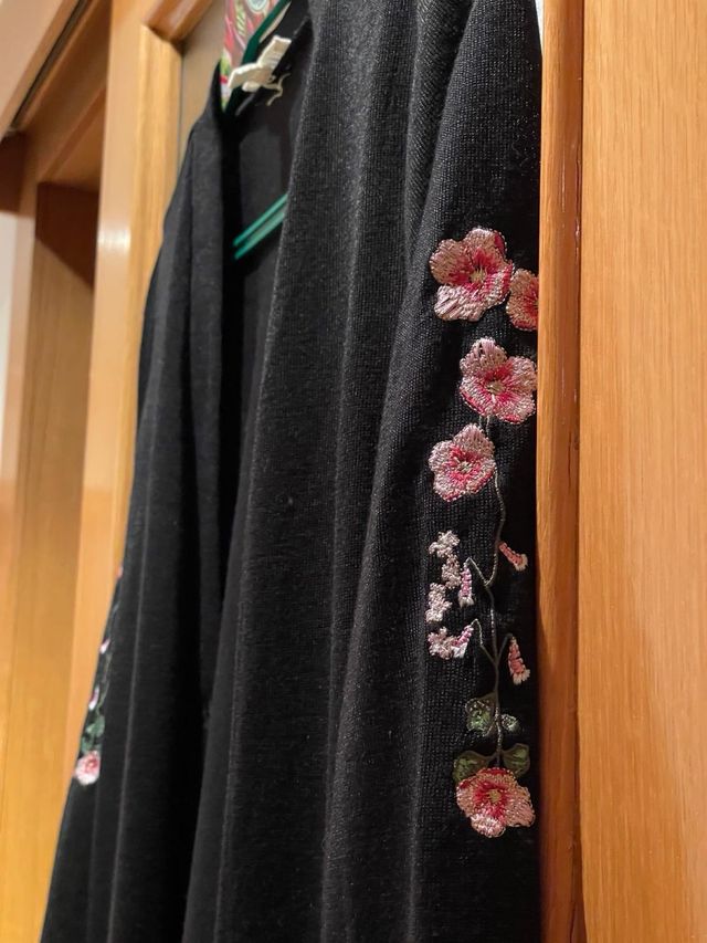 Rebeca con detalle en mangas