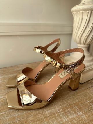 zapatos dorados