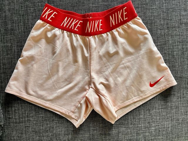 Pantalon corto deporte niña Nike y camiseta nike