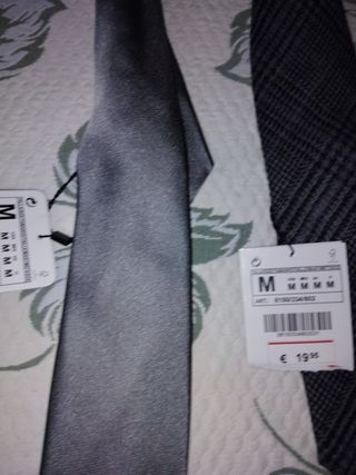 Corbatas con etiqueta 